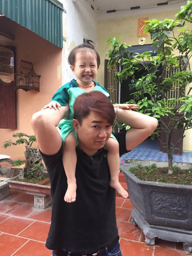 Mẹ giật mình dậy không thấy con gái đâu, hóa ra đang quấn chặt chân bố ngủ thế này-4