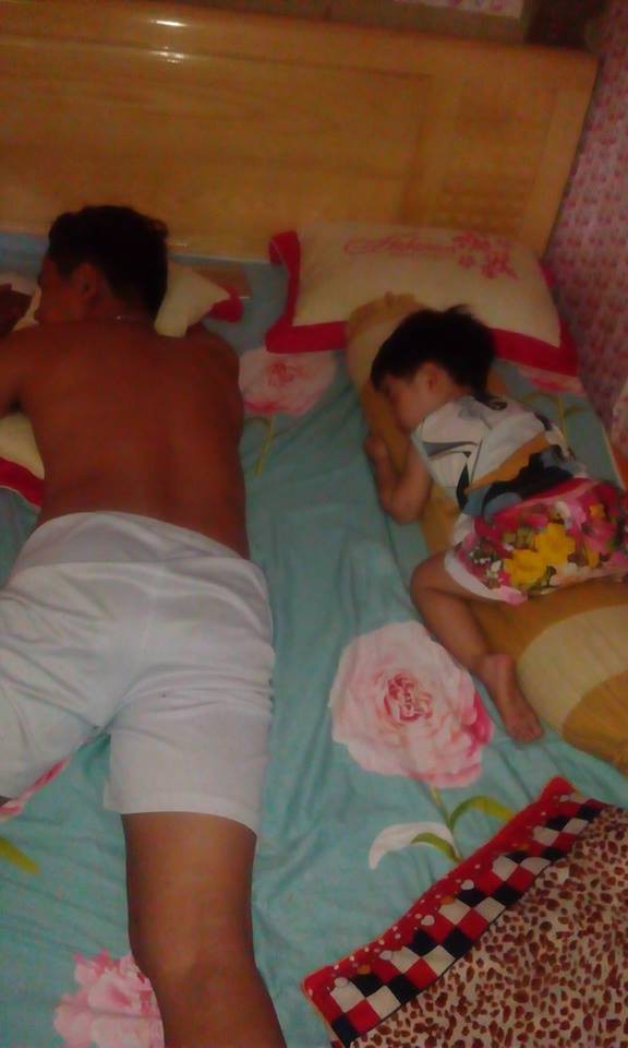 Mẹ giật mình dậy không thấy con gái đâu, hóa ra đang quấn chặt chân bố ngủ thế này-5