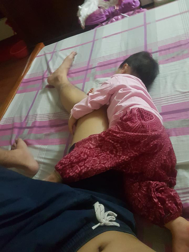 Mẹ giật mình dậy không thấy con gái đâu, hóa ra đang quấn chặt chân bố ngủ thế này-7