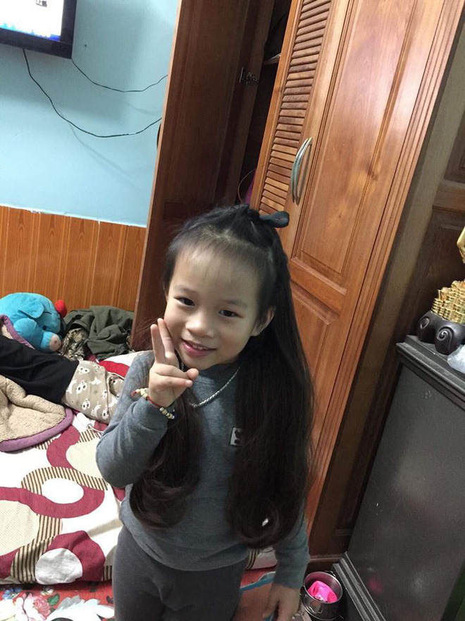 Mẹ giật mình dậy không thấy con gái đâu, hóa ra đang quấn chặt chân bố ngủ thế này-2