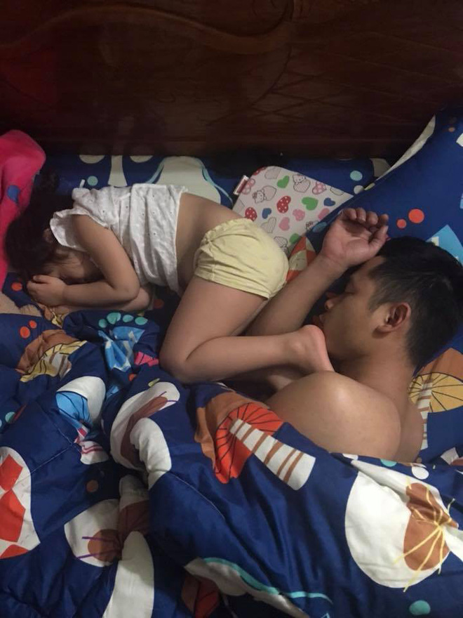 Mẹ giật mình dậy không thấy con gái đâu, hóa ra đang quấn chặt chân bố ngủ thế này-6