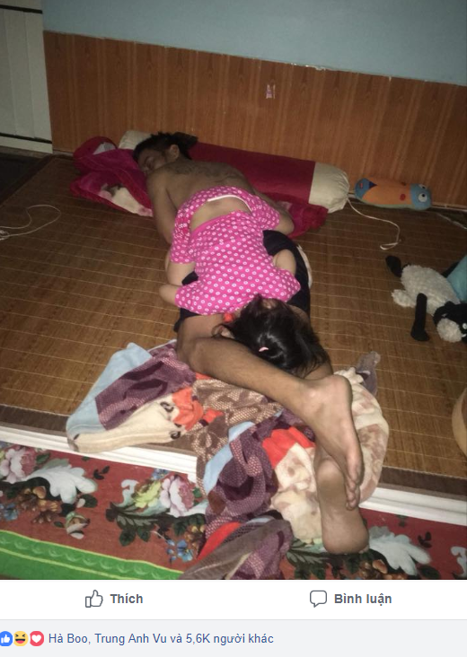 Mẹ giật mình dậy không thấy con gái đâu, hóa ra đang quấn chặt chân bố ngủ thế này-1