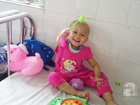Phép màu đến với bé gái 4 tuổi bị ung thư máu từng ngây ngô hỏi: