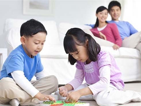 Nhà có anh chị em, bố mẹ phải biết những chiêu xử lý tranh chấp, ghanh tị này