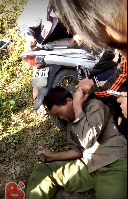 Hy hữu: Người dân giải cứu ông chú bỗng dưng mắc kẹt đầu vào bánh xe máy và ống pô-3