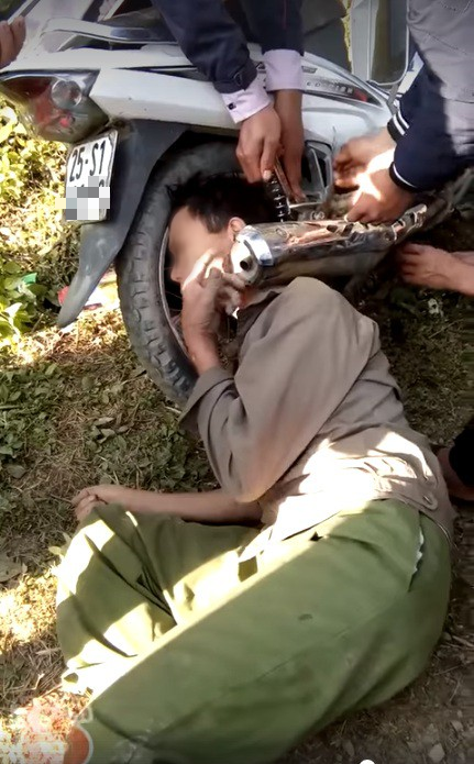 Hy hữu: Người dân giải cứu ông chú bỗng dưng mắc kẹt đầu vào bánh xe máy và ống pô-1