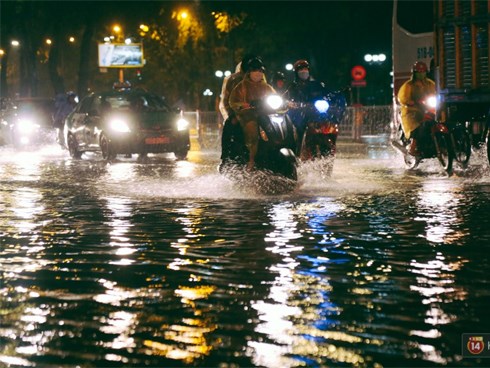Khu vực sân bay Tân Sơn Nhất ngập nặng sau mưa lớn, hành khách