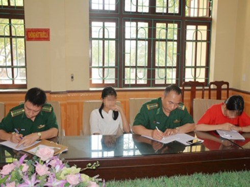 Bị lừa bán sang Trung Quốc, 2 nữ sinh báo tin cho cô giáo qua facebook