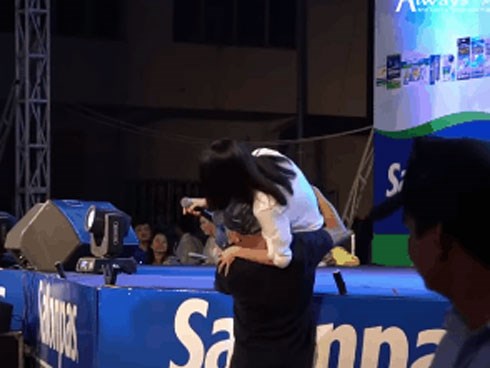 Clip đáng yêu: Mỹ Tâm nũng nịu, gọi diễn viên Văn Tùng là bố và đòi bế xuống sân khấu