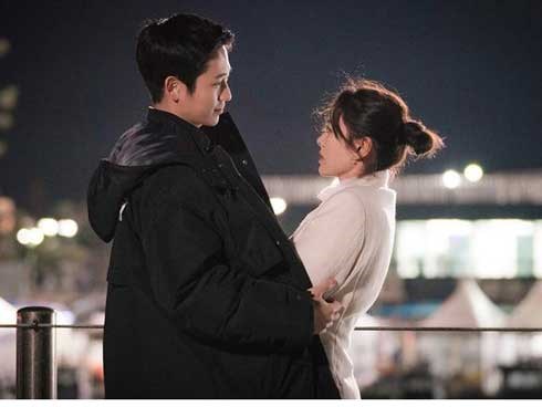 Bị vợ bắt quả tang ngoại tình, chồng khăng khăng đổ lỗi do bùa ngải