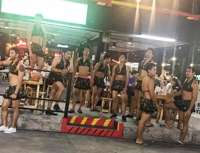 Thời trang bồi bàn cười ra nước mắt của trai đẹp 6 múi Thái Lan-11