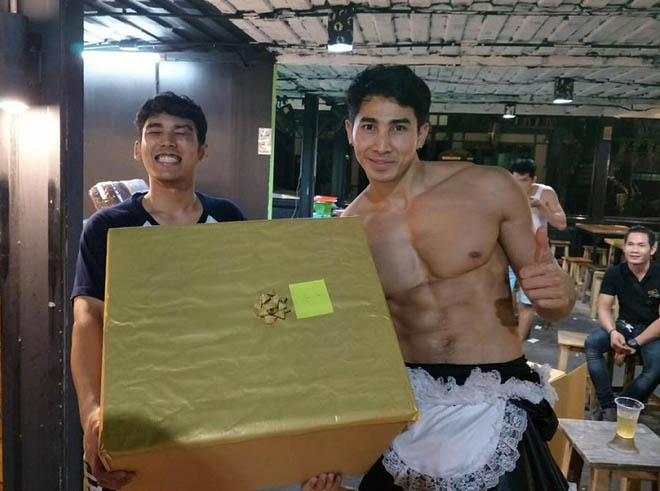 Thời trang bồi bàn cười ra nước mắt của trai đẹp 6 múi Thái Lan-4