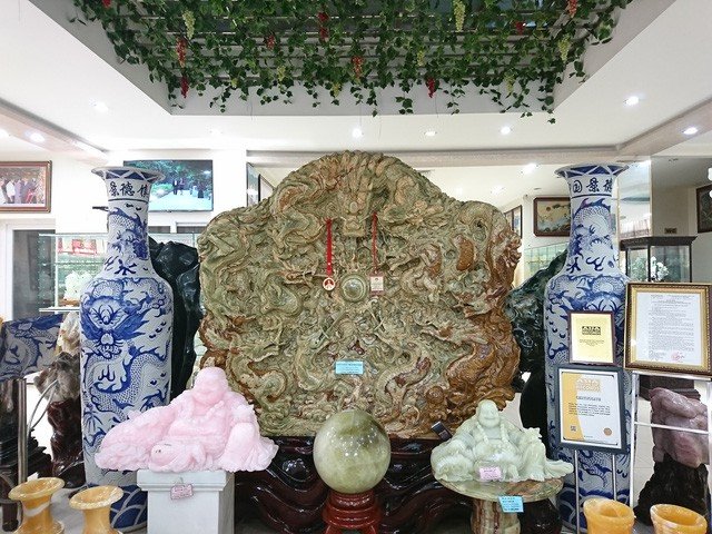 Đại gia Việt chơi trội chi tiền tỷ mua bức tranh ngọc lớn nhất Châu Á-1