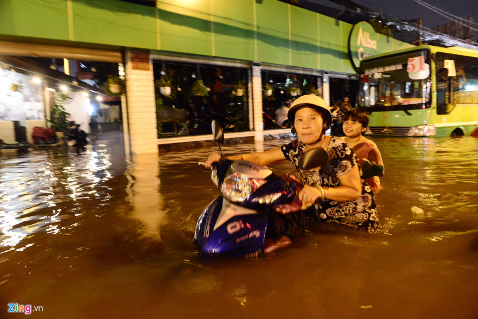 Người Sài Gòn lội nước ngập ngang bụng, ngã sấp mặt giữa đêm-2