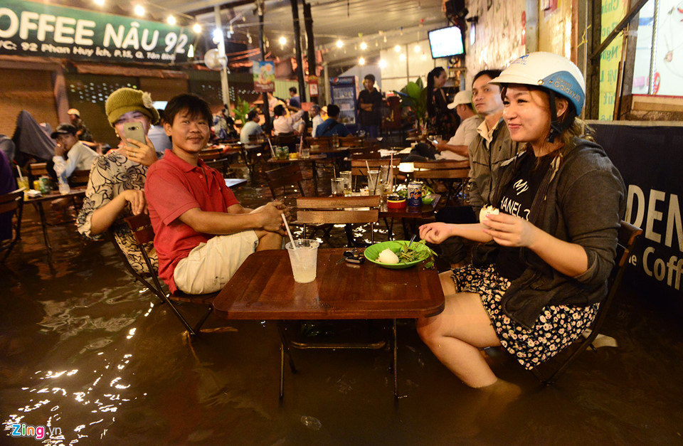 Người Sài Gòn lội nước ngập ngang bụng, ngã sấp mặt giữa đêm-12