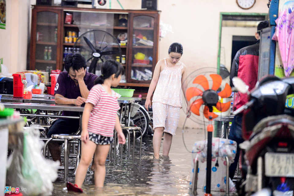 Người Sài Gòn lội nước ngập ngang bụng, ngã sấp mặt giữa đêm-14