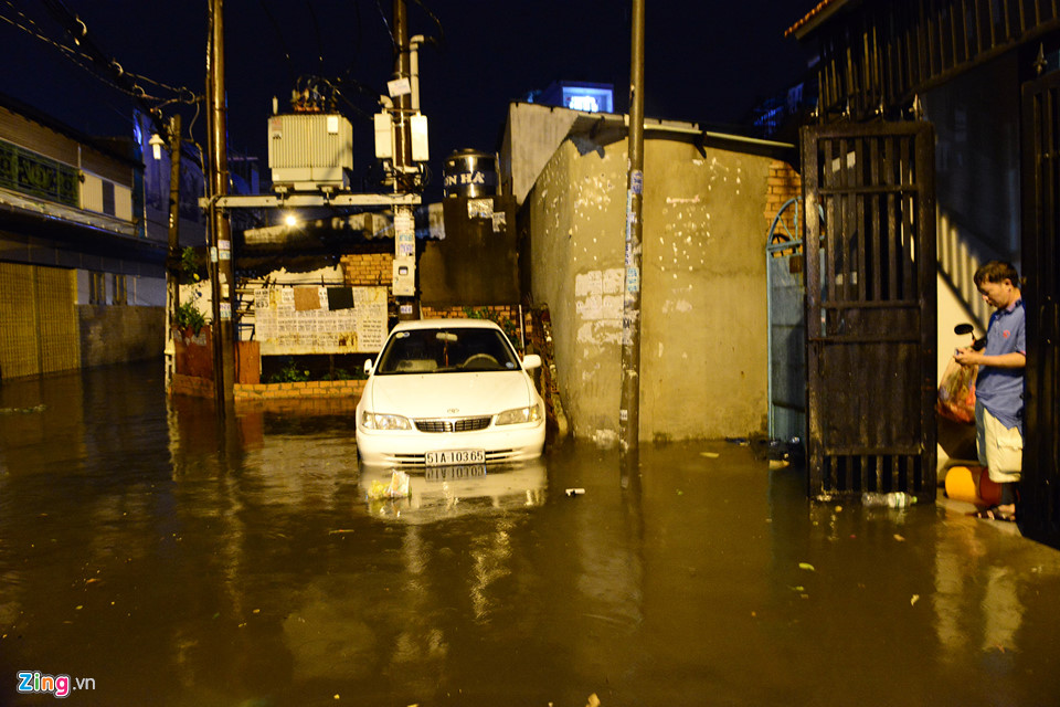 Người Sài Gòn lội nước ngập ngang bụng, ngã sấp mặt giữa đêm-17