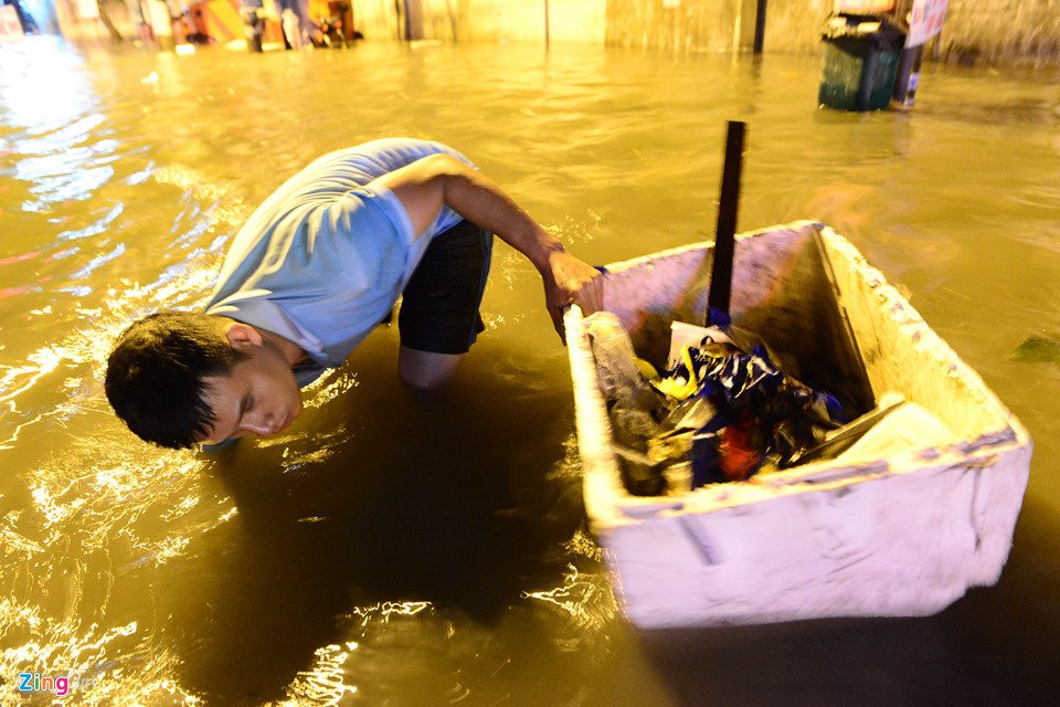 Người Sài Gòn lội nước ngập ngang bụng, ngã sấp mặt giữa đêm-18