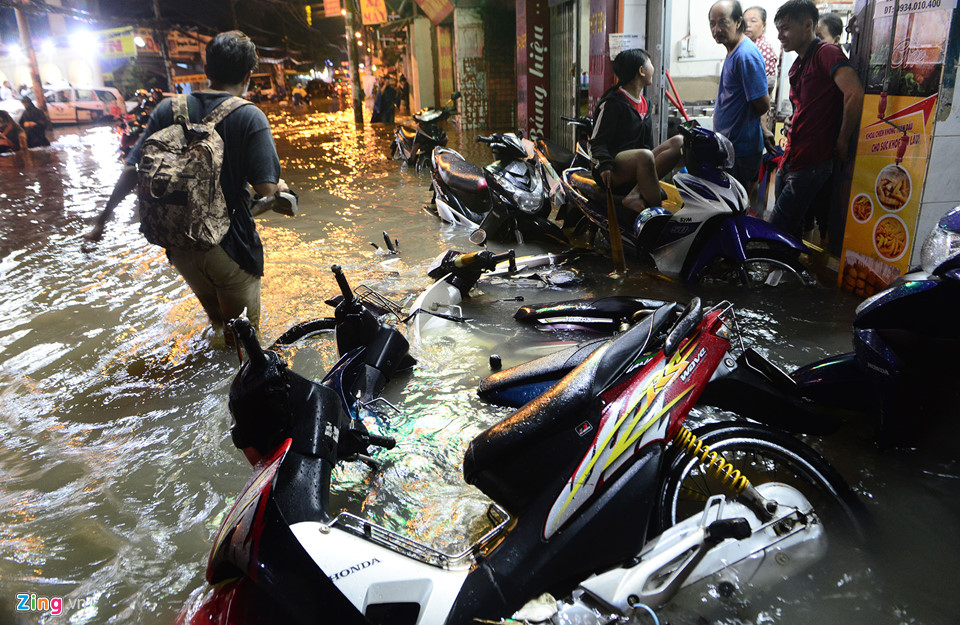 Người Sài Gòn lội nước ngập ngang bụng, ngã sấp mặt giữa đêm-3
