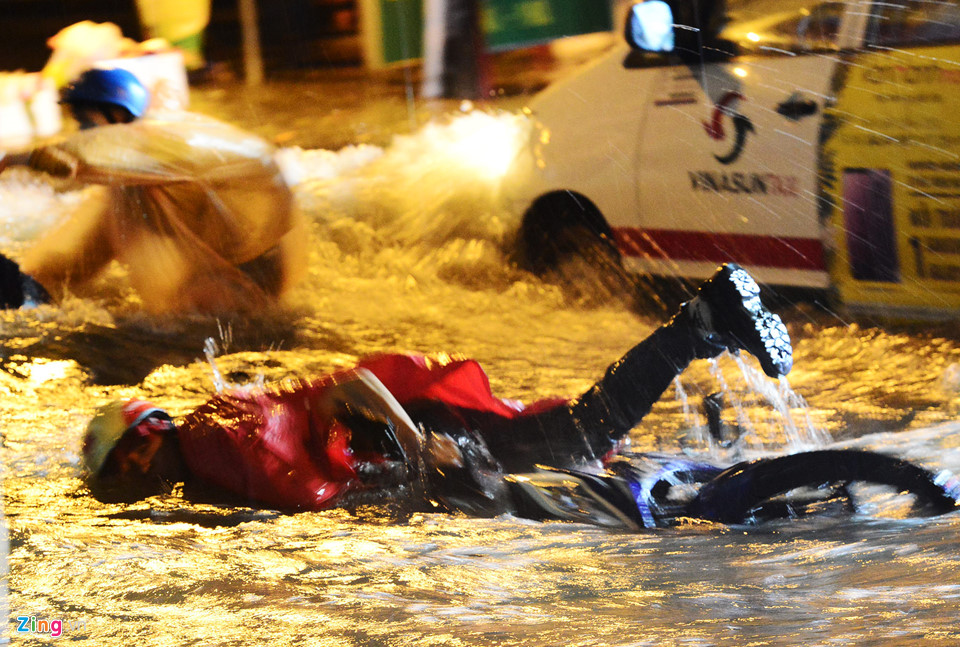 Người Sài Gòn lội nước ngập ngang bụng, ngã sấp mặt giữa đêm-4