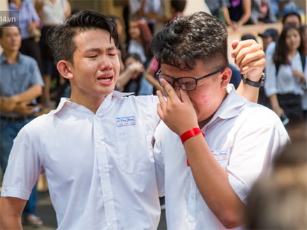 Ngày ra trường của teen Lê Hồng Phong: Nụ cười và nước mắt, bạn tôi ơi xin bên nhau thêm chút nữa!
