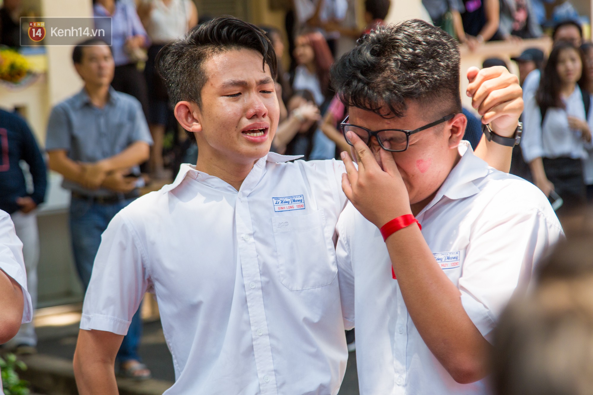 Ngày ra trường của teen Lê Hồng Phong: Nụ cười và nước mắt, bạn tôi ơi xin bên nhau thêm chút nữa!-11