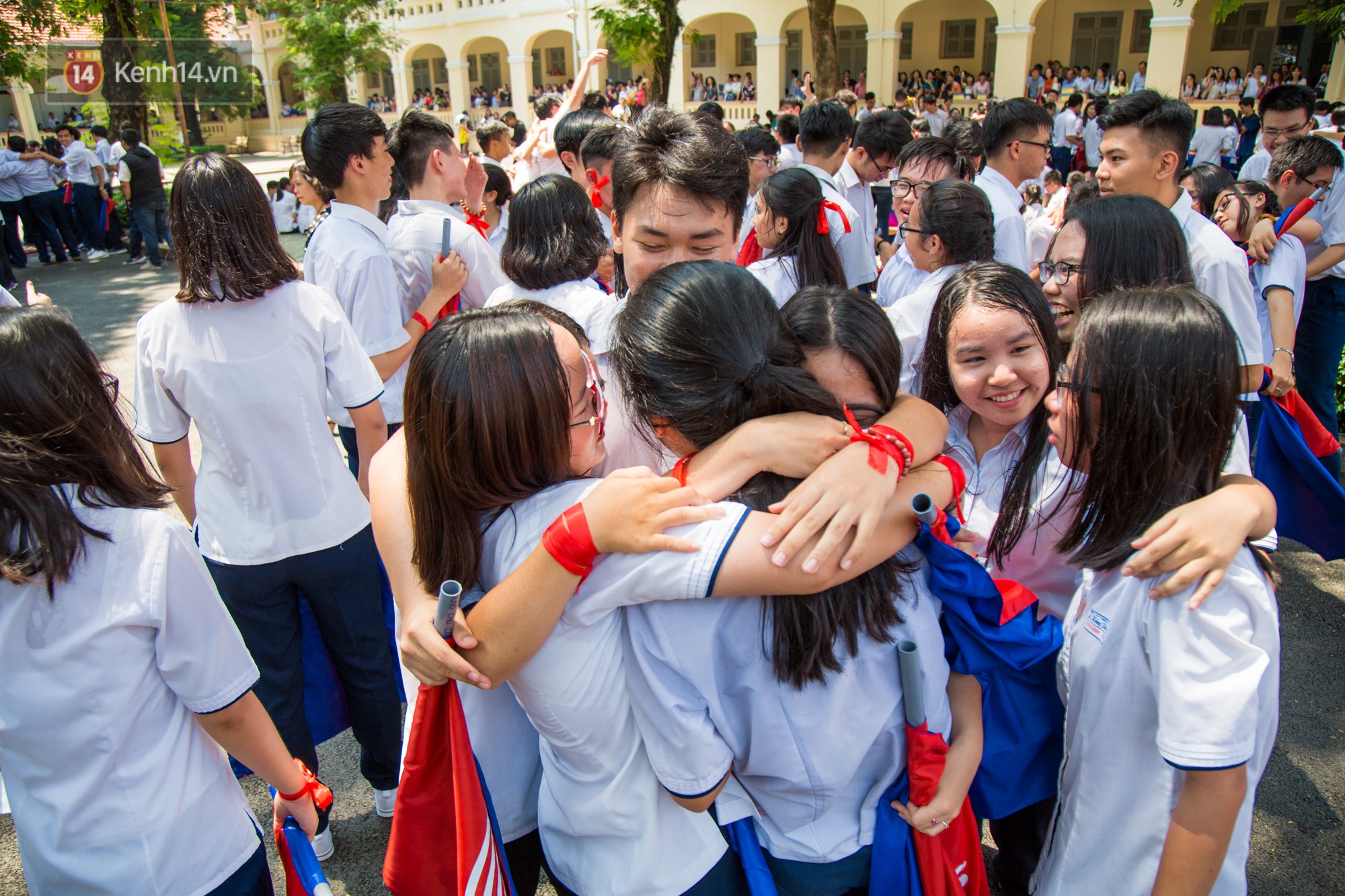 Ngày ra trường của teen Lê Hồng Phong: Nụ cười và nước mắt, bạn tôi ơi xin bên nhau thêm chút nữa!-17