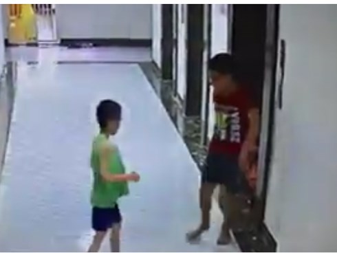 Bé 9 tuổi nhập viện vì tảng gạch ốp tường chung cư rơi trúng đầu