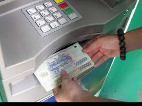 'Chiêu' tiết kiệm trăm nghìn tiền phí giao dịch ATM