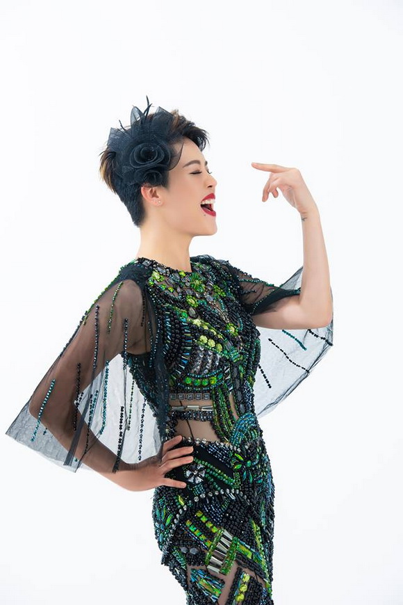 Diện đầm dạ hội khoét sâu, Thu Phương khoe nét trẻ trung, gợi cảm tuổi 46-4