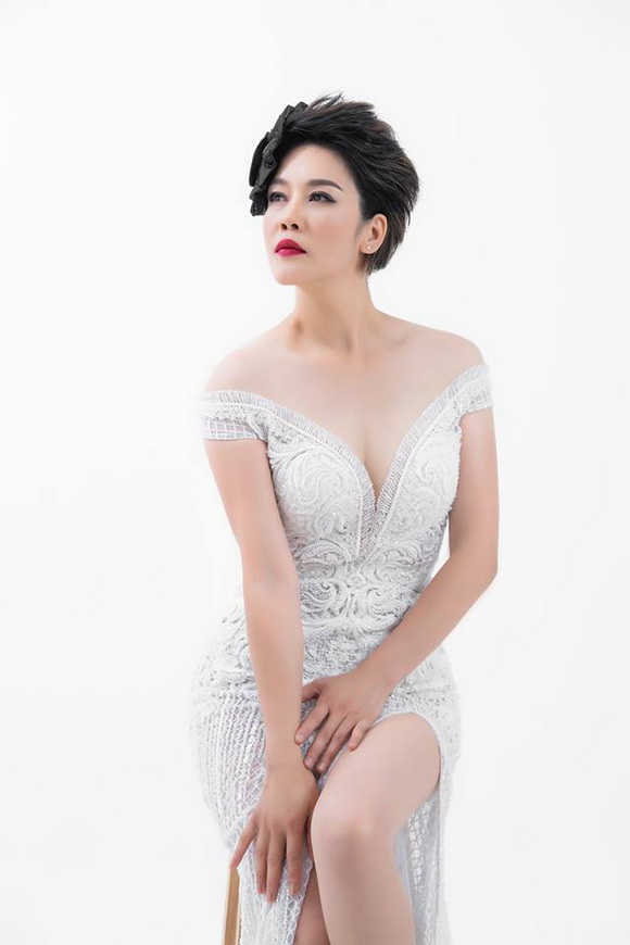 Diện đầm dạ hội khoét sâu, Thu Phương khoe nét trẻ trung, gợi cảm tuổi 46-5