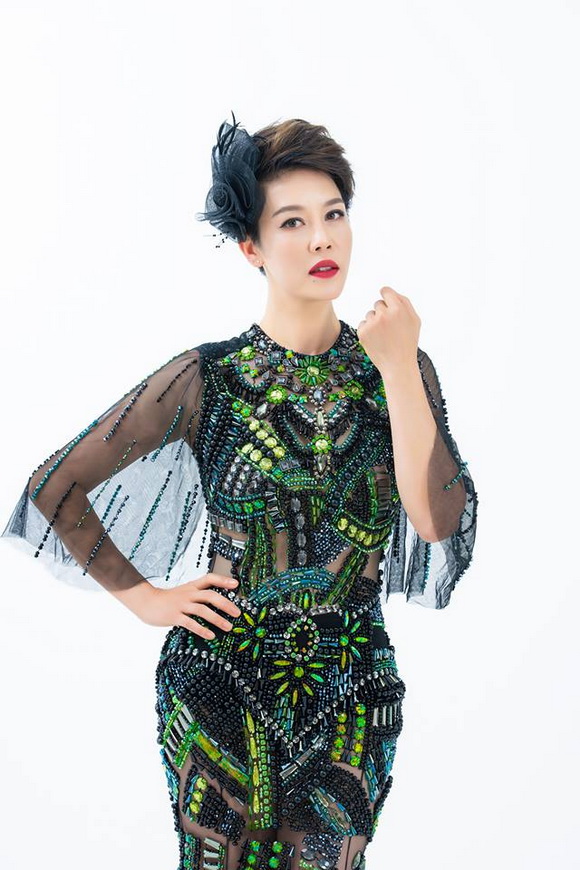 Diện đầm dạ hội khoét sâu, Thu Phương khoe nét trẻ trung, gợi cảm tuổi 46-6