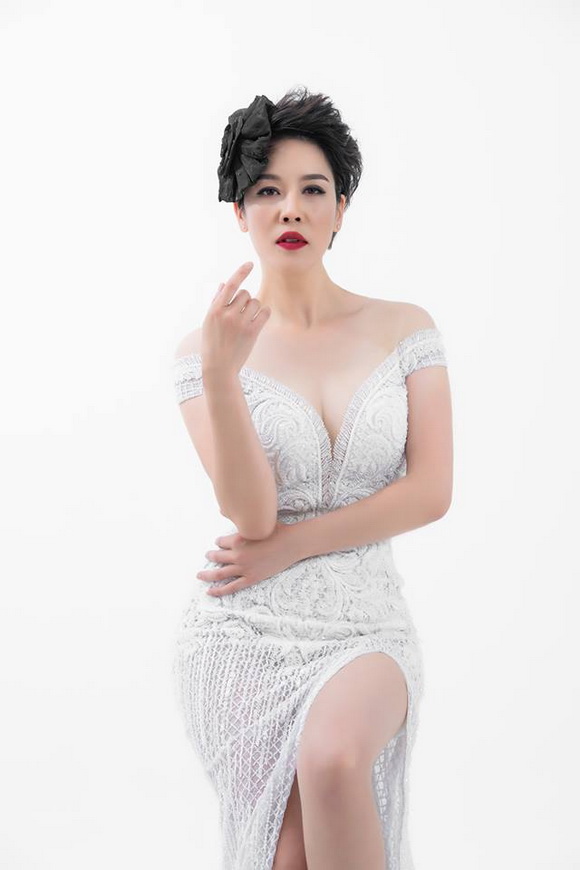 Diện đầm dạ hội khoét sâu, Thu Phương khoe nét trẻ trung, gợi cảm tuổi 46-7