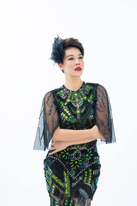 Diện đầm dạ hội khoét sâu, Thu Phương khoe nét trẻ trung, gợi cảm tuổi 46-8