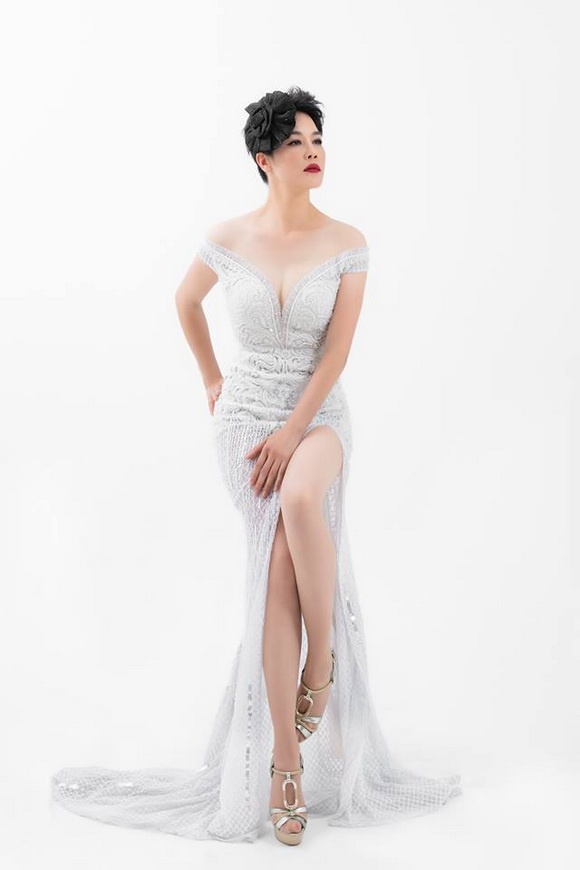 Diện đầm dạ hội khoét sâu, Thu Phương khoe nét trẻ trung, gợi cảm tuổi 46-10