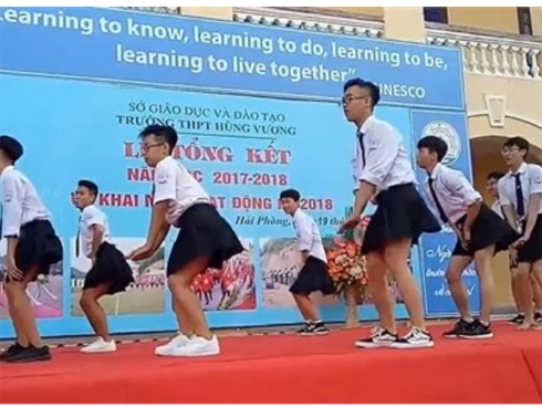 Sắp phải xa bạn, cậu bé nức nở trong ngày tổng kết khiến dân mạng bật cười, nhưng sự thật lại càng hài hước hơn-9