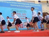 Nam sinh mặc váy nhảy điệu đà làm nóng lễ tổng kết năm học