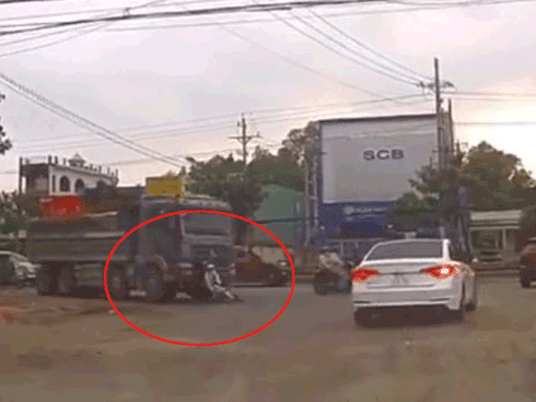 Xe tải cán người đi xe máy do đi đúng 