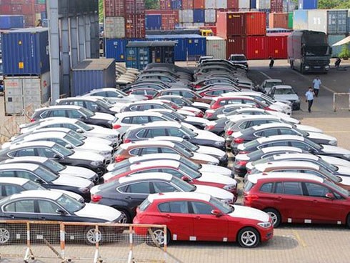 Vì sao hơn 800 xe BMW đắp chiếu hàng năm trời?