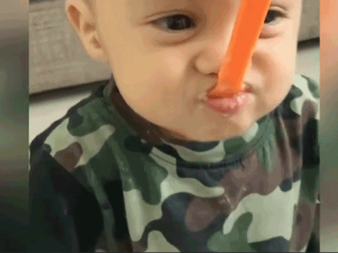 Hành động đùa giỡn khi ăn của em bé làm tan chảy trái tim người xem