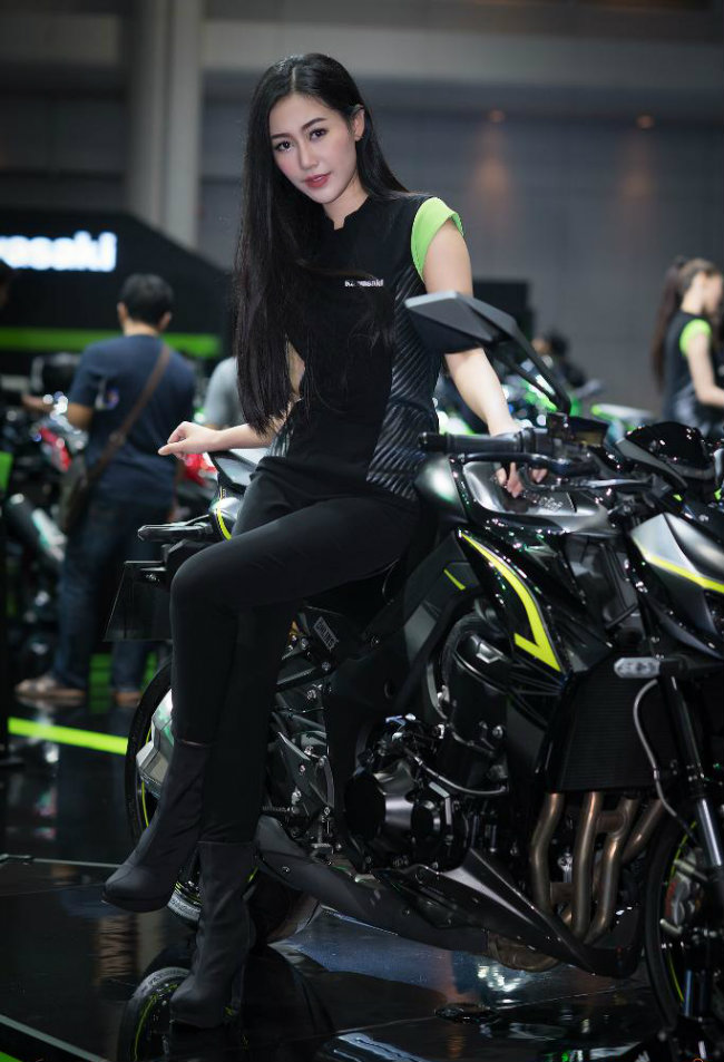 Ngắm dàn siêu mẫu nóng bỏng nhất bên xế mới đẹp lung linh-14