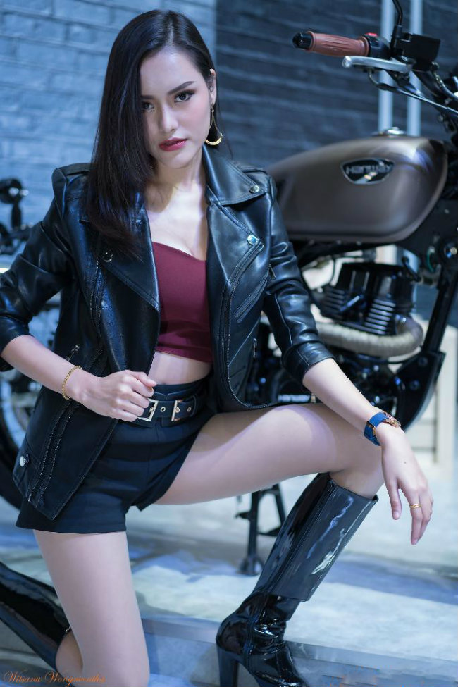 Ngắm dàn siêu mẫu nóng bỏng nhất bên xế mới đẹp lung linh-20