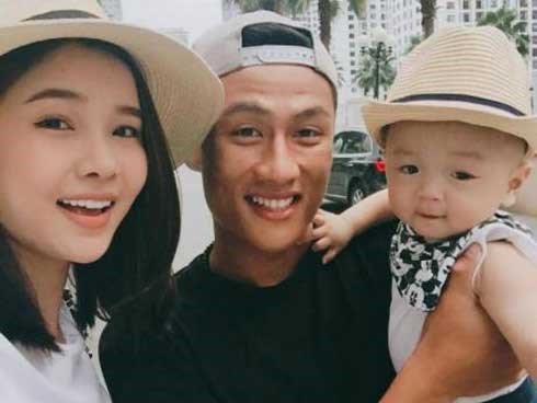 Ngày nào còn bế ẵm, giờ con trai Mạc Hồng Quân cực hiếu động cổ vũ bóng đá