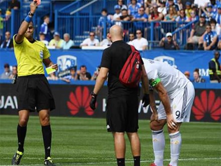Tát đối thủ, Ibrahimovic nhận thẻ đỏ đầu tiên ở Mỹ