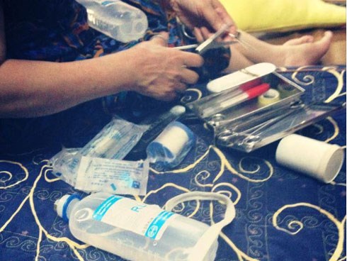 Vợ giả vờ ốm, lên mạng xin ảnh truyền nước để thử lòng chồng và kết quả hết sức bất ngờ