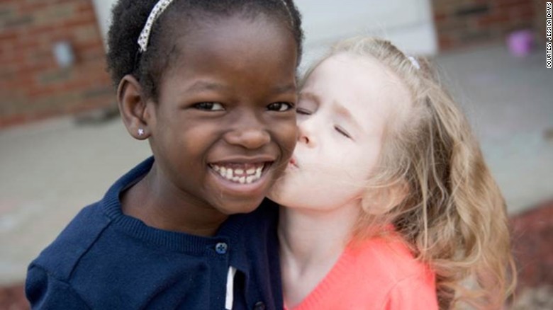 Nhận nuôi bé gái châu Phi, cặp vợ chồng không ngờ sau khi cô bé học tiếng Anh lại tiết lộ một sự thật quá khủng khiếp-1