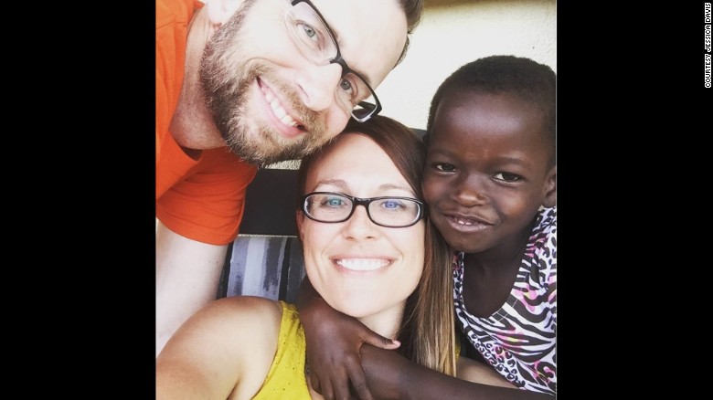 Nhận nuôi bé gái châu Phi, cặp vợ chồng không ngờ sau khi cô bé học tiếng Anh lại tiết lộ một sự thật quá khủng khiếp-4