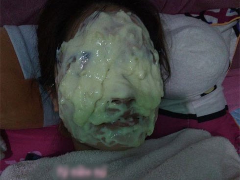 Anh chồng xung phong giúp vợ đắp mặt nạ, kết quả không ngờ