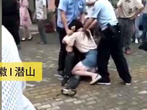 Cô gái cắn chặt lưỡi bạn trai khi đang hôn nhau, cảnh sát phải xịt hơi cay vào mặt mới chịu nhả