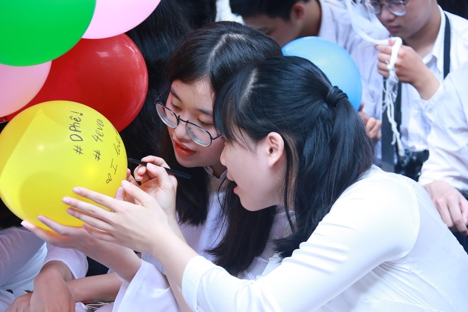 Học trò khóc như mưa ngày chia tay cuối cấp-10